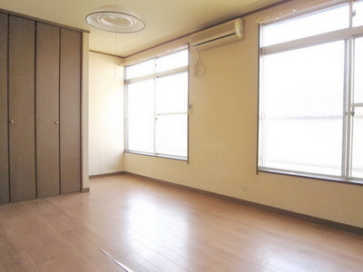 Living and room. Western-style 8 pledge