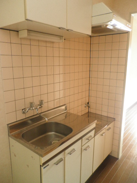 Kitchen. Gas stove 2 burners installed Allowed