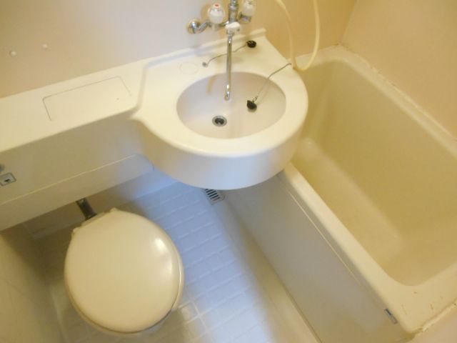 Bath. With wash basin, 3-point unit bus