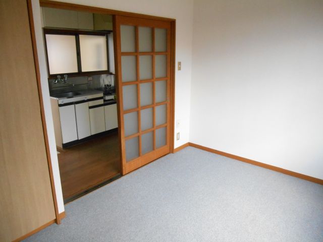 Living and room. 6 Pledge Western-style