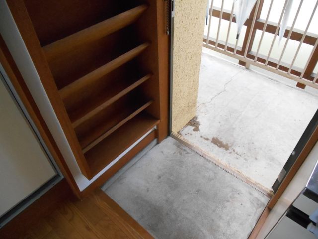 Entrance. It is the entrance with a shoebox