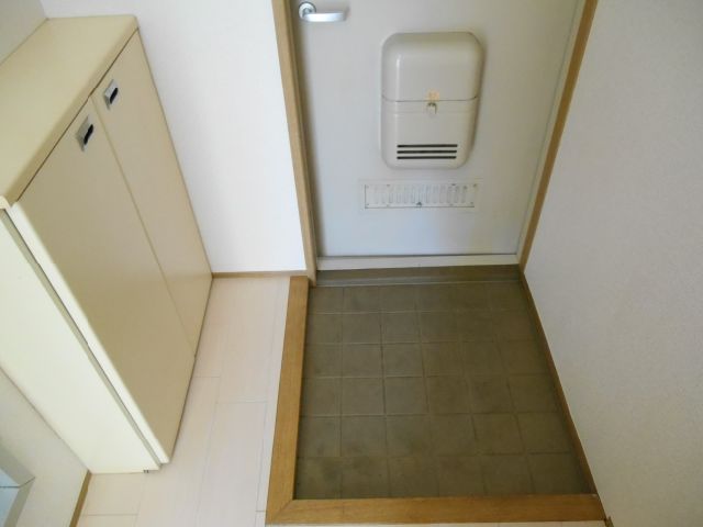 Entrance. Entrance clean with a shoebox