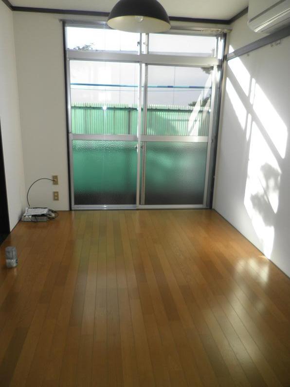 Living and room. Sunny Western-style!