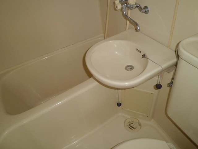 Bath.  ☆ Beautiful eyes of UB ☆ 