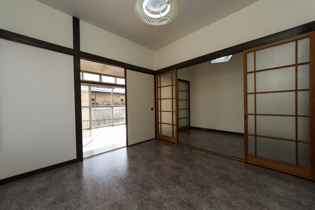 Living and room. Western-style 4.5 Pledge