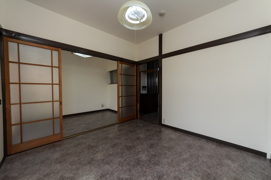 Living and room. Western-style 4.5 Pledge