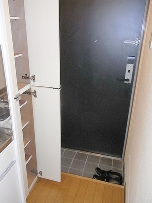 Entrance. Entrance ・ Shoebox