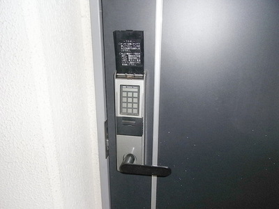 Other. No need for key, Random numeric keypad lock