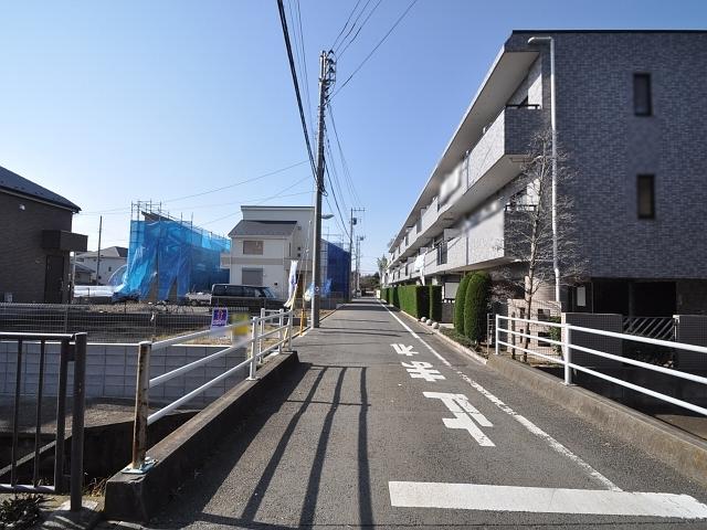 Local photos, including front road. Contact road situation