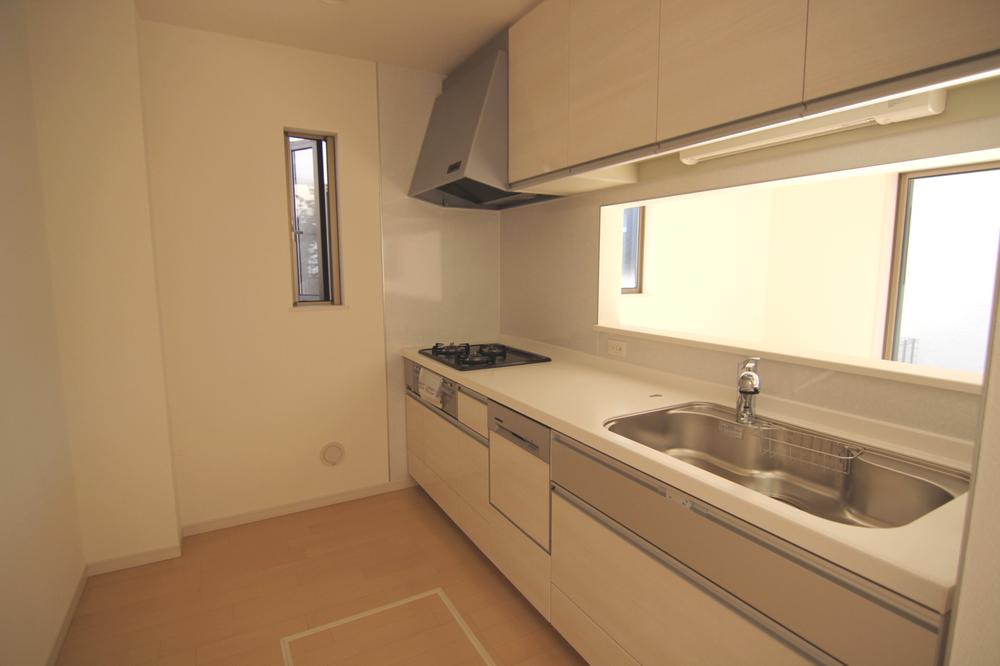 Kitchen. Dishwasher standard Hard artificial marble top plate attached scratches Sliding door type storage room (11 May 2013) Shooting