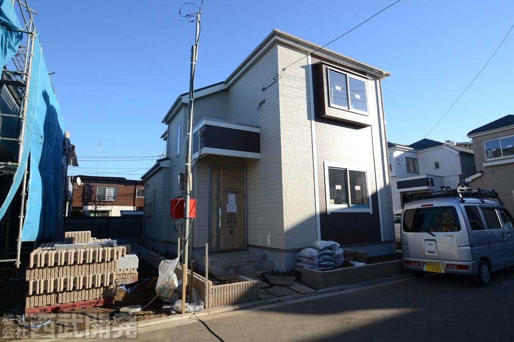 Local photos, including front road. Local (11 May 2013) Shooting I Building