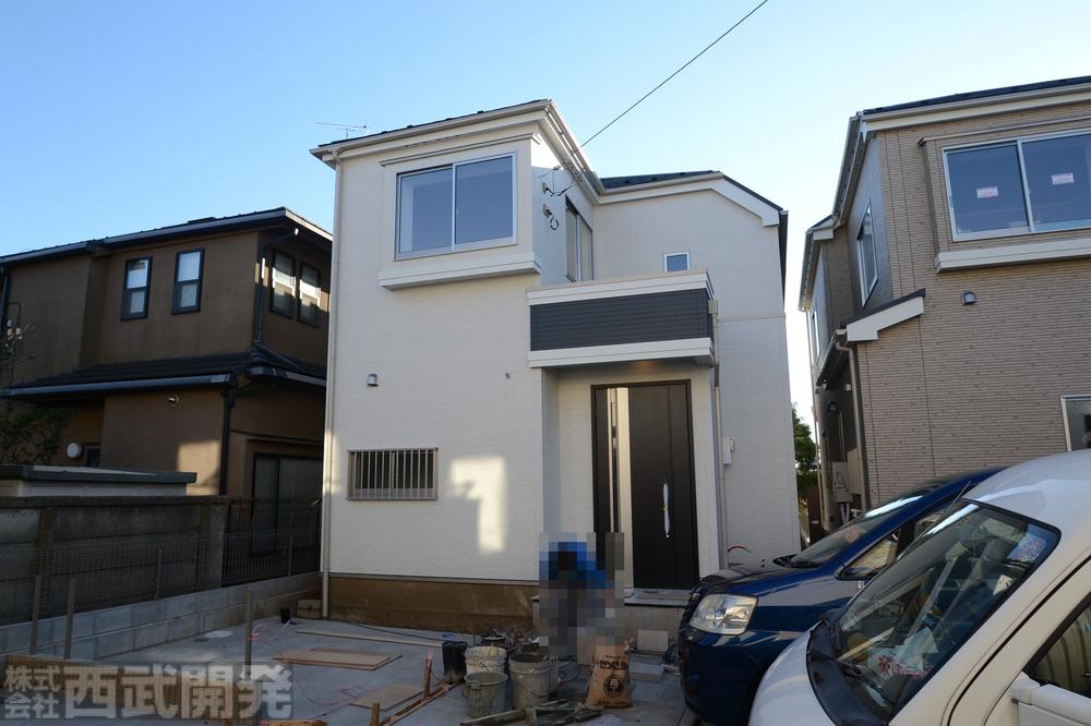 Local photos, including front road. Local (11 May 2013) Shooting J Building