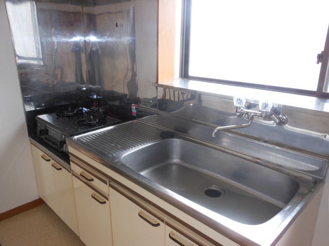 Kitchen. Gas stove with kitchen. It is bright because it comes with a window.