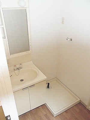 Washroom. Independent wash basin ・ Washing machine in the room