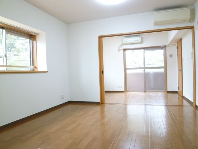 Living and room. Bright room on the south-facing.