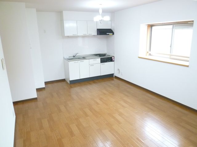 Living and room. Spacious dining with a bay window ☆