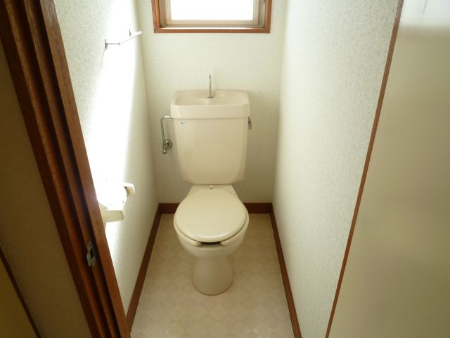 Toilet. It is bright and comes with a window in the toilet ☆