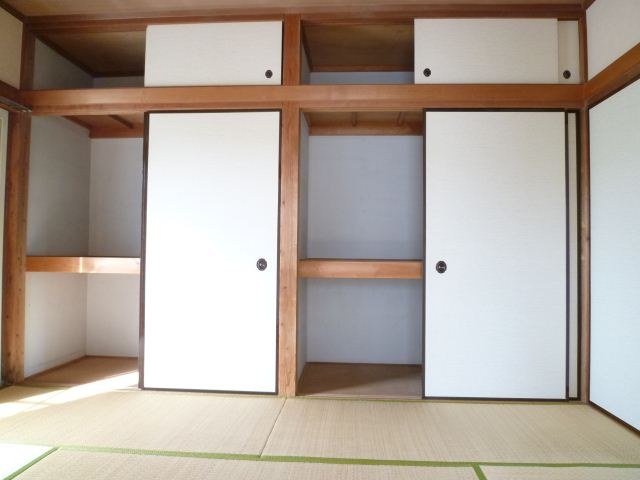 Receipt. Housing is located between the two, You can use it a lot because with upper closet