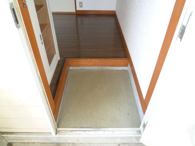 Entrance. With a convenient cupboard in the entrance ☆