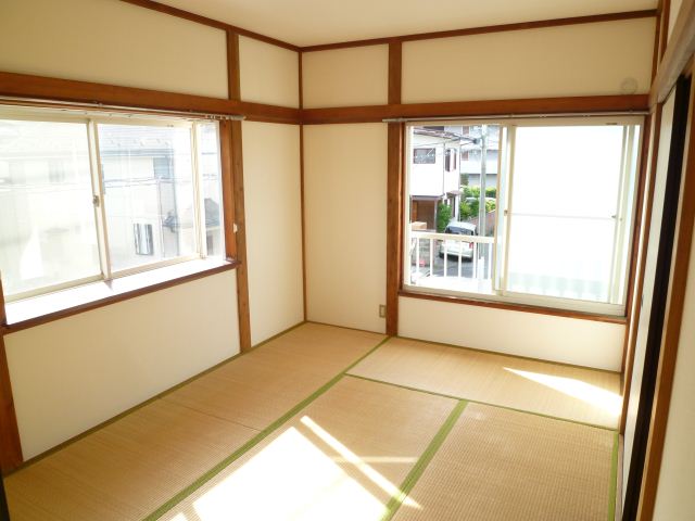 Living and room. Bright room of with bay windows in the two-sided lighting ☆