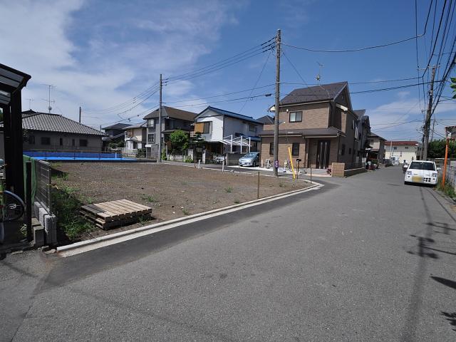 Local photos, including front road. Contact road situation