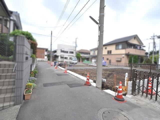 Local photos, including front road. Contact road situation (at the time of construction)