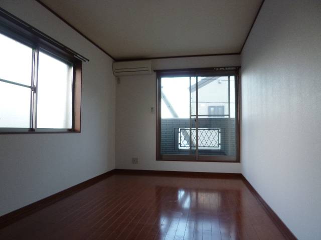 Living and room. Clean free ring