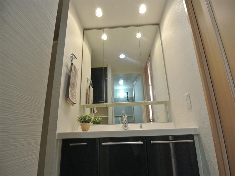 Wash basin, toilet. Local (11 May 2013) Shooting