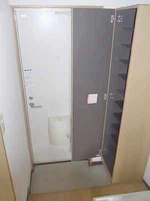 Entrance. Entrance ・ Shoebox