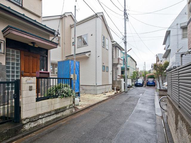 Local photos, including front road. Local (10 May 2013) Shooting