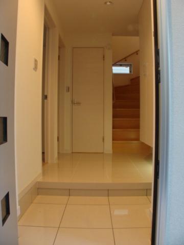 Entrance. bright, Wide entrance! 