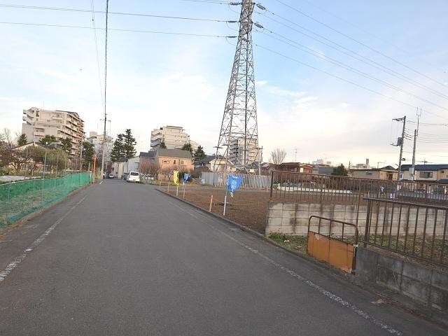 Local photos, including front road. Contact road situation