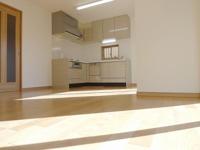 Same specifications photos (living). It is the same specification LDK of our construction example. In the L-shaped kitchen, Your guests will widen the LD.