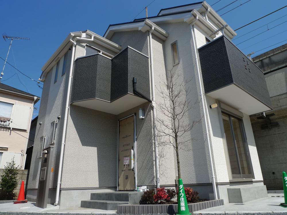 Same specifications photos (appearance). It is the same specification appearance of our construction example. me too, And finished with a modern appearance of white × black.