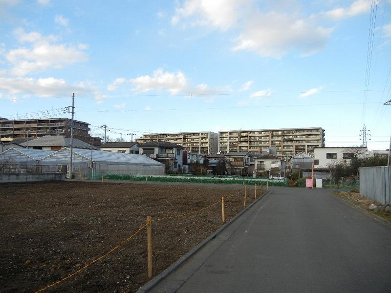 Local photos, including front road. 5m east road