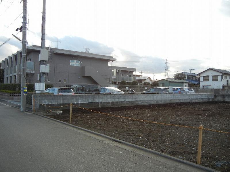 Local land photo. G compartment. Yang per well per south F compartment passage and adjacent land Parking