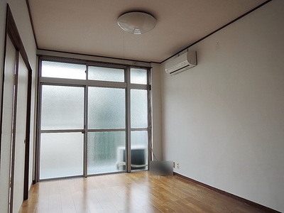 Living and room. Sunny Western-style 6 Pledge