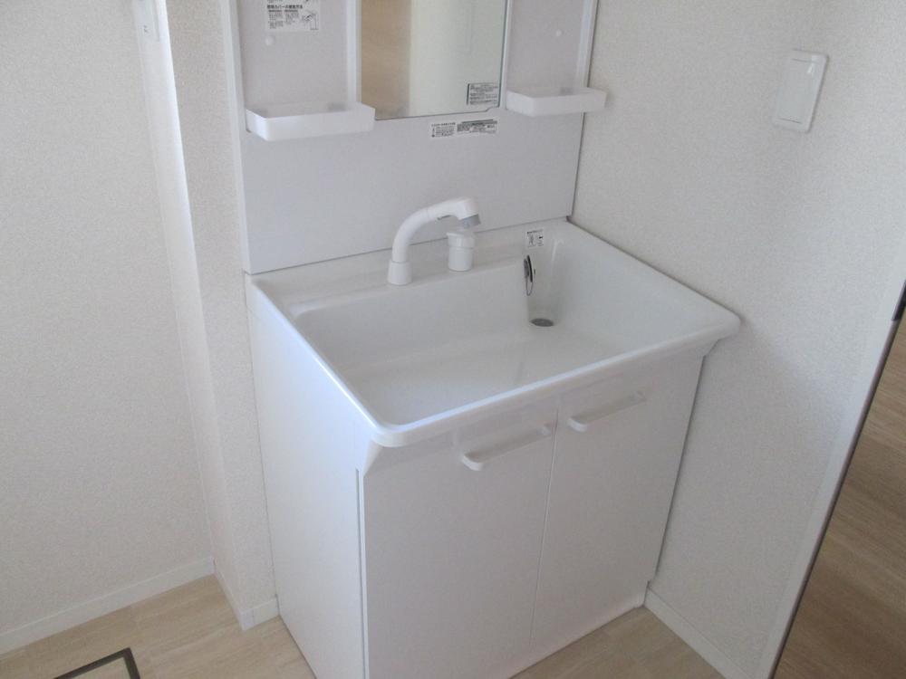 Wash basin, toilet. Local (13 December) shooting