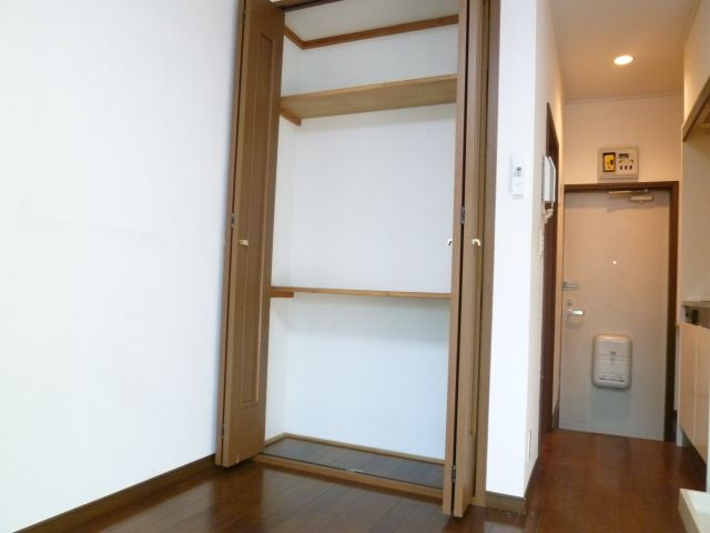 Receipt. Easy-to-use storage in the folding door