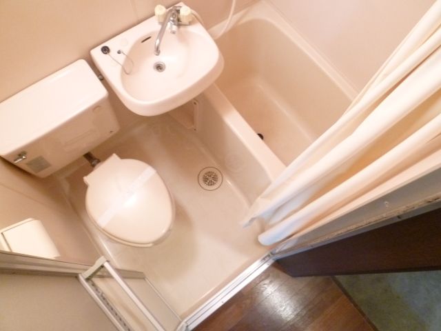 Bath. Beautifully cleaned bathrooms