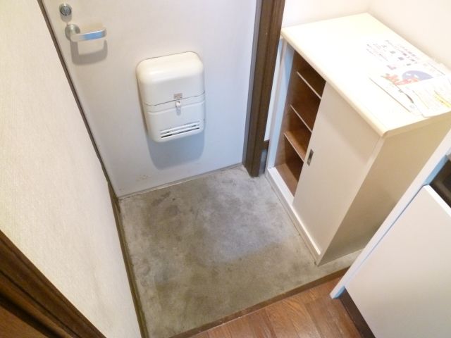 Entrance. It is the entrance with a shoebox