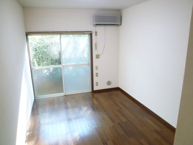 Living and room. Bright living room facing south