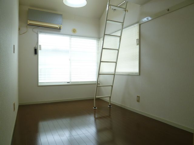 Living and room. Is a bright room with two-sided lighting.