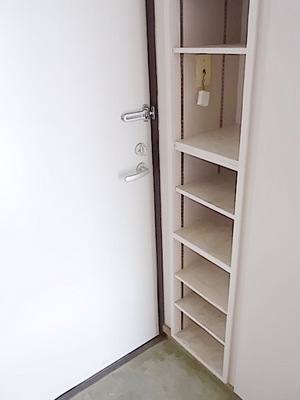 Entrance. Entrance ・ Shoebox