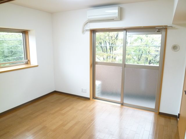 Living and room. It is the south side of the room.