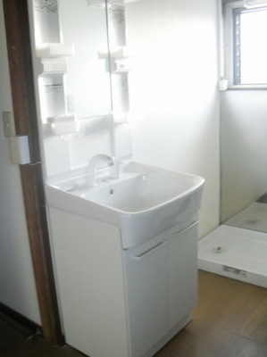 Washroom. Independent wash basin