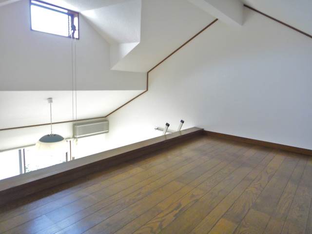 Other room space. Wide loft