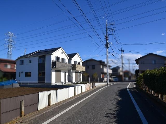 Local photos, including front road. Contact road situation