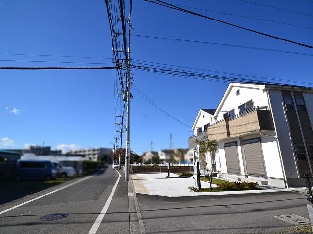 Local photos, including front road. Contact road situation