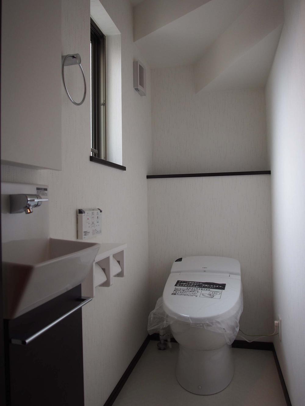 Toilet. With hand washing